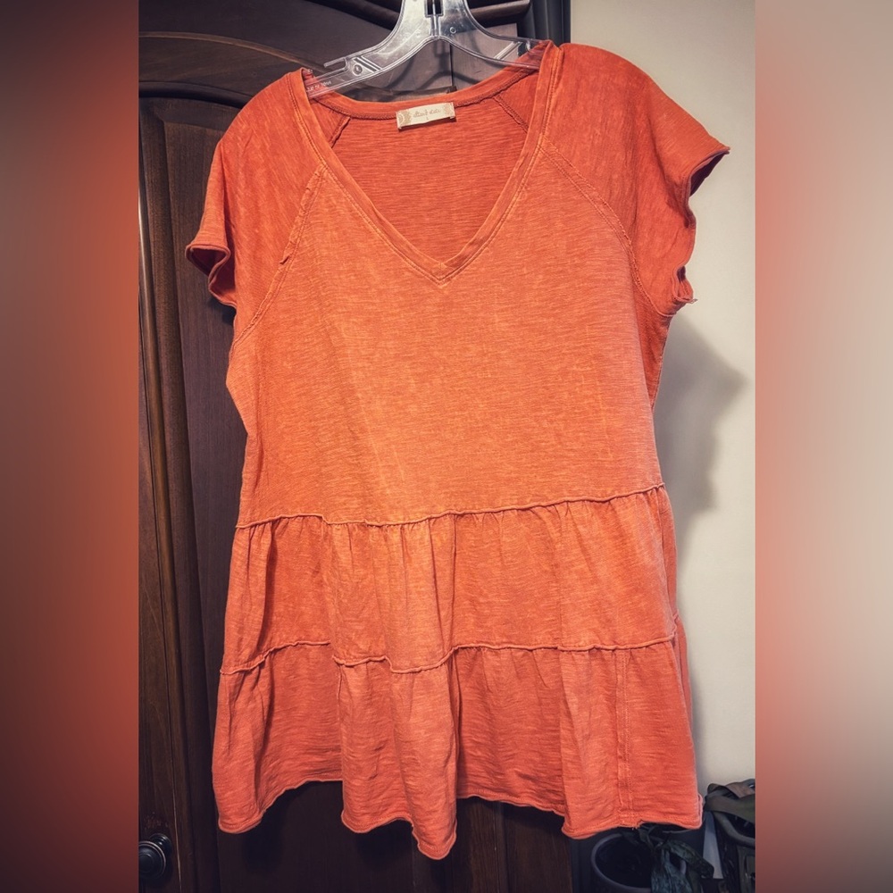 ALTAR’D STATE tiered v neck baby doll tee SIZE LARGE natural fiber ORANGE